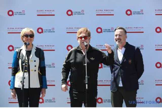 Сэр Элтон Джон приехал в Киев