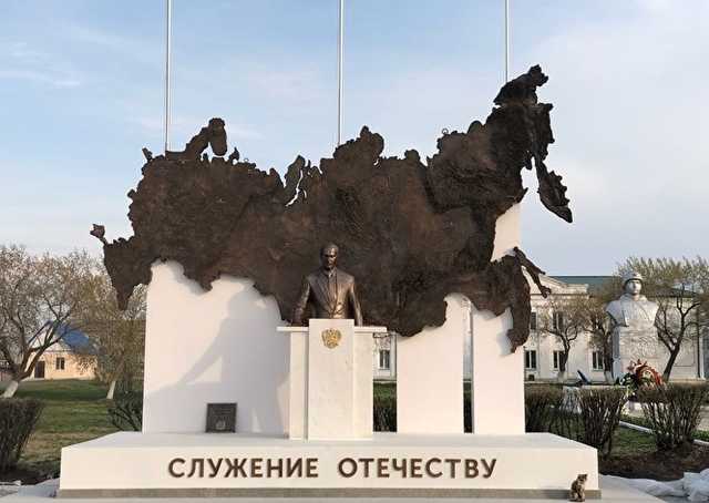 «Путина убрали»: В России открыли памятник президенту