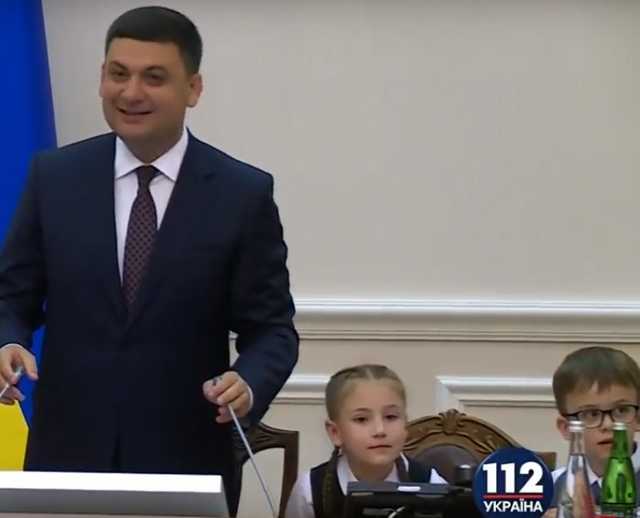 Гройсман привел на заседание Кабмина маленькую копию Яценюка