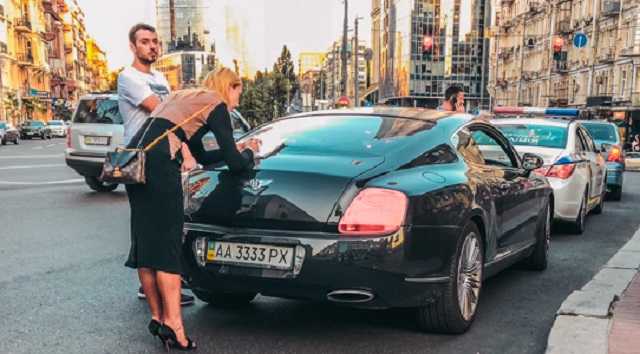 В центре Киева «автозак» столкнулся с Bentley Continental