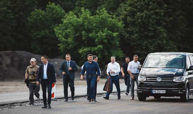 «Не зупиняйтеся, бо прилипнете!»: як Гройсман перевіряв якість ремонту доріг на Вінниччині