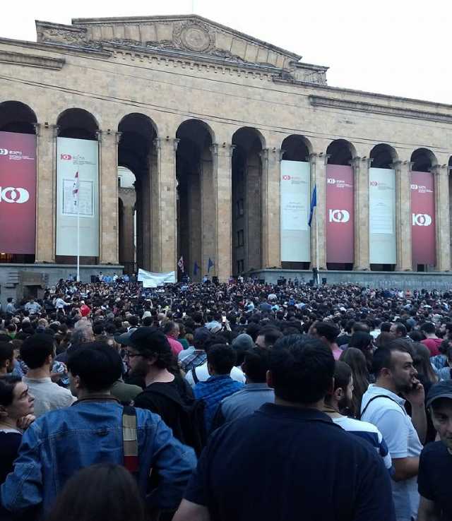 В Грузии несколько десятков тысяч человек вышли на протест: что произошло