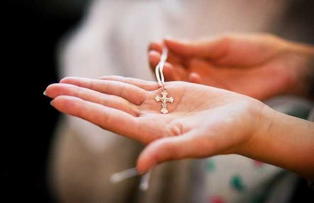 Работница детсада воровала золотые изделия у детей