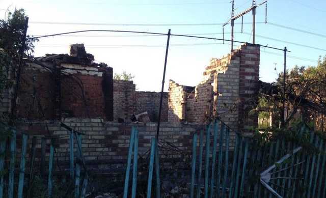 Боевики массово выжигают дома в Южном на Донбассе