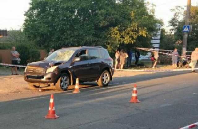 Позашляховик на переході збив жінку з дитиною: дівчинка померла на місці