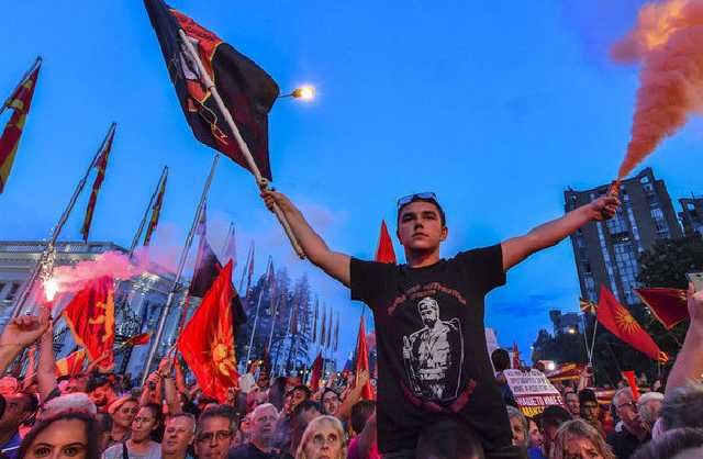 В Македонии тысячи людей вышли на протест против изменения названия страны