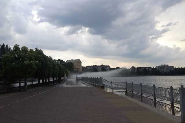 Из-за криворуких строителей фонтан в Тернополе топит отдыхающих