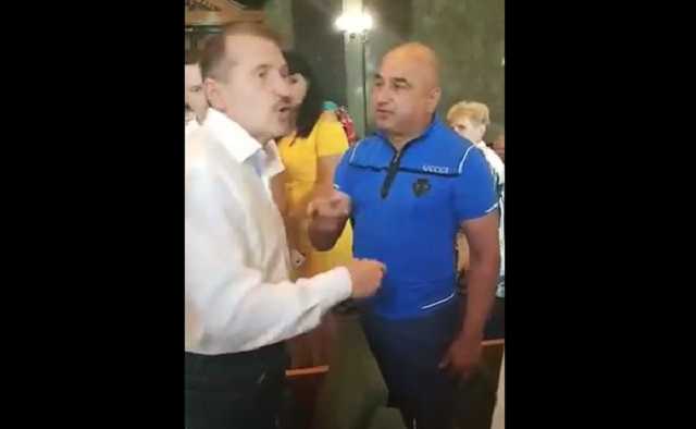 Нокаут: мэр города на Львовщине избил активиста. Появилось видео