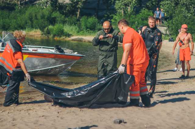 В Киеве с Южного моста мужчина прыгнул «бомбочкой» и умер