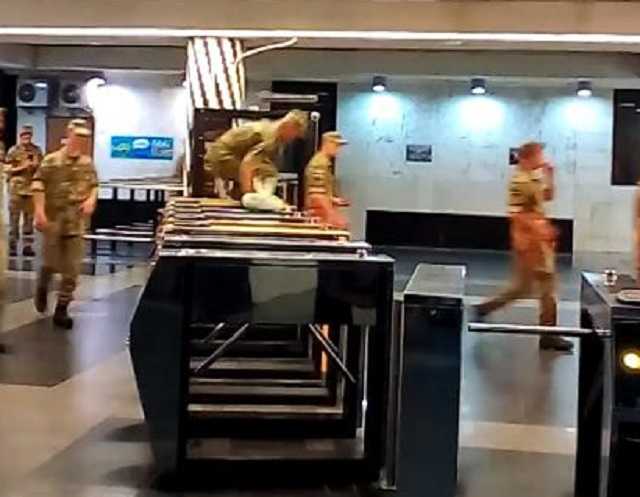Будущие капитаны: в Киеве курсанты опозорились в метро