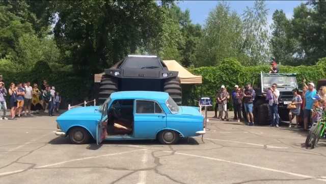 Украинский внедорожник Thor казнил неправильно припаркованный «Москвич»