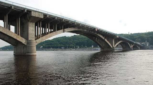 КМДА заспокоює: до падіння моста Метро ще чотири роки