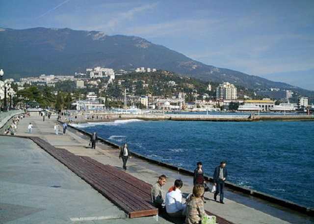 Пустующая ялтинская набережная