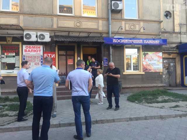 Защищая девушку, парень прострелил ягодицу грабителю из его же пистолета