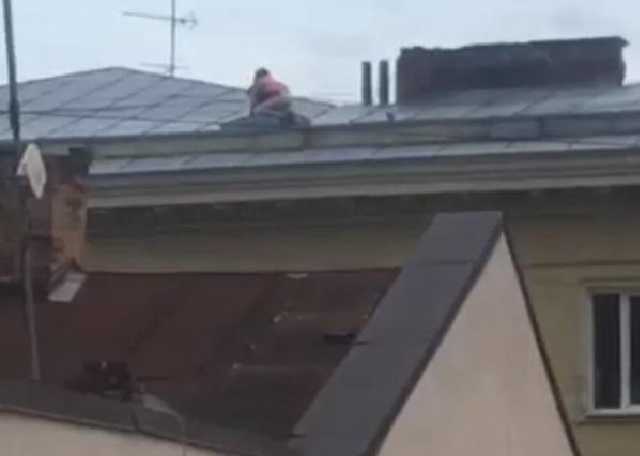 Во Львове молодые люди занимались сексом на крыше многоэтажки