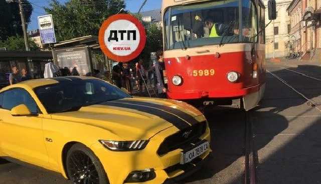 Очередной "герой парковки" на спорткаре парализовал движение трамваев на Подоле