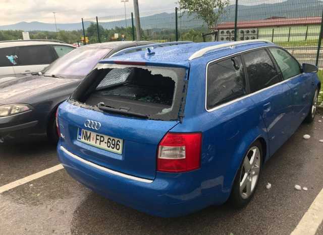 В Словении град размером с теннисный мяч разбил автомобили