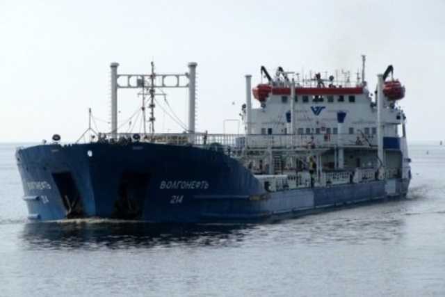 В Керченском проливе из-за моста сел на мель российский танкер