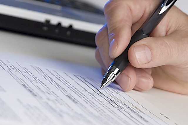 На Житомирщині керівник заводу підробив документи аби не виплачувати людям борги