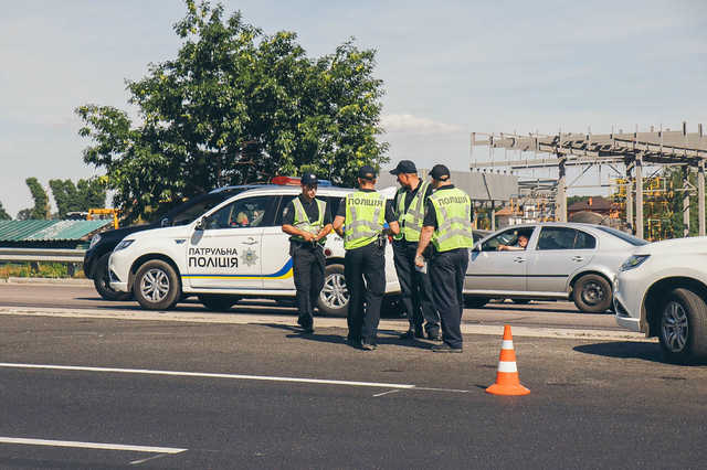 Под Киевом маршрутка с людьми задавила мужчину, потерявшего кепку на трассе