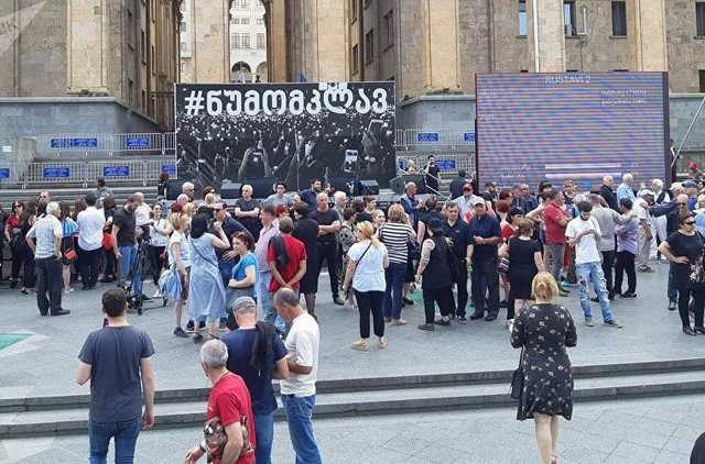 В Тбилиси задержали оппозиционеров и стягивают спецназ в центр города