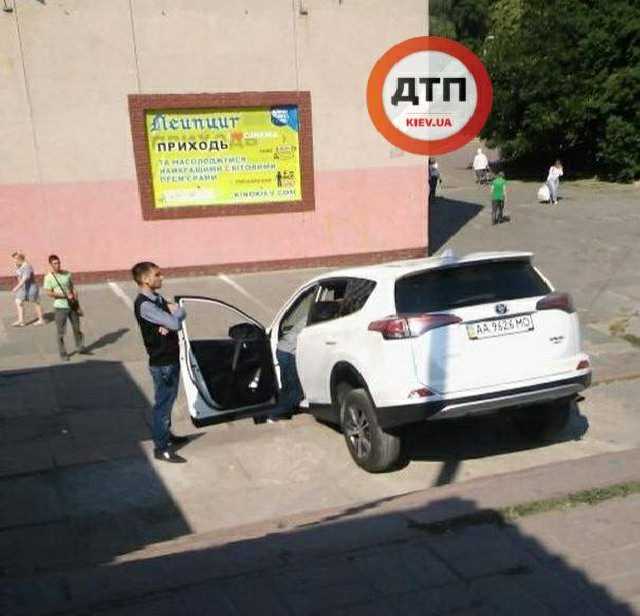 В Святошинском районе автомобиль застрял на лестнице