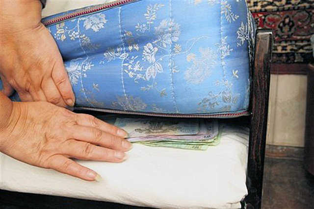 Каждый третий украинец предпочитает хранить деньги под подушкой