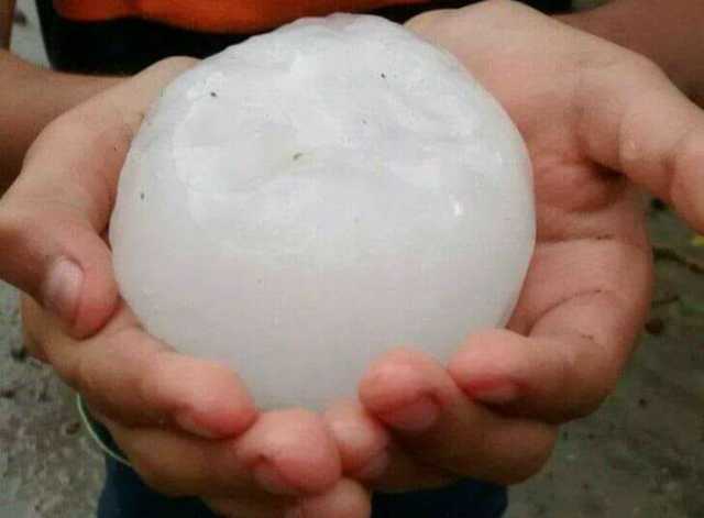 Непогода в Украине: Закарпатье побило градом с кулак, Черновцы «поплыли»