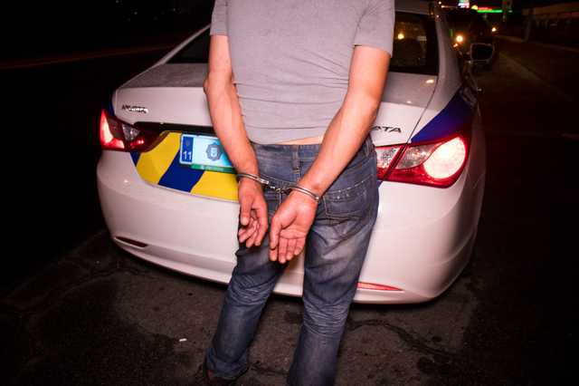 В Киеве на Лесной при задержании грабителя пострадал полицейский