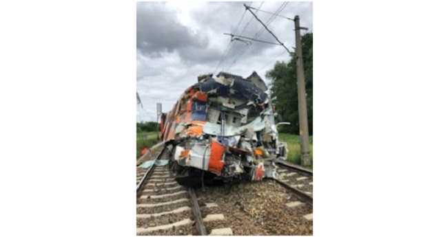 В Польше грузовик протаранил поезд: десятки пострадавших