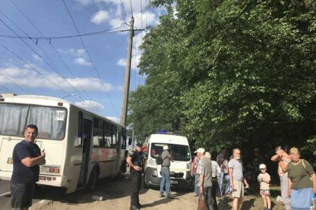 В Чернигове маршрутка влетела в электроопору. Есть пострадавшие