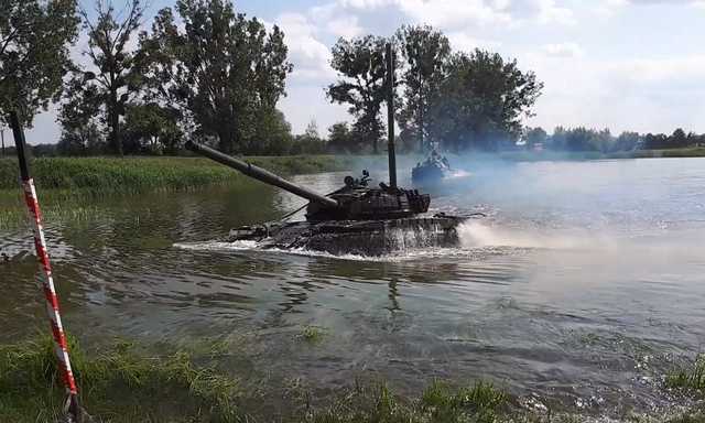 Появилось видео, как танк ВСУ форсирует реку