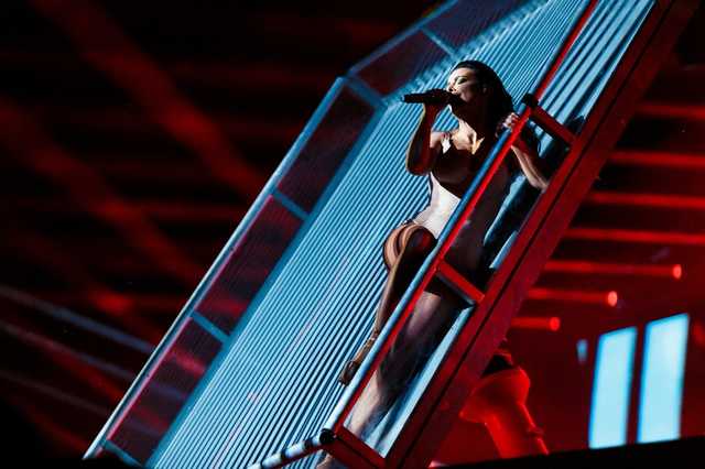 Ани Лорак погрязла в миллионных долгах, пытаясь обойти Киркорова