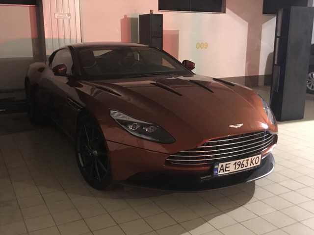 Оставили записку: на трассе Харьков-Днепр бросили разбитый Aston Martin