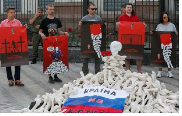 "Країна на кістках": під посольством РФ у Києві закликали бойкотувати ЧС-2018