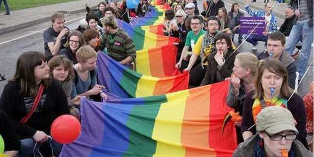 В Киеве перед ЛГБТ-маршем идут массовые задержания его противников