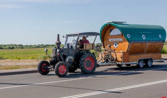 Немецкий пенсионер приехал на ЧМ-2018 в Россию на тракторе