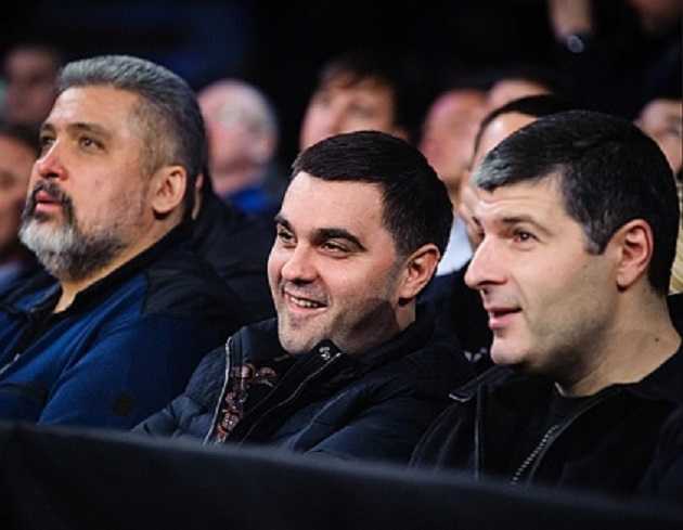 На фото – Николай Щур (по центру) с «коллегой» Константином Бедовым по кличке «Костя-Калоша» (слева)