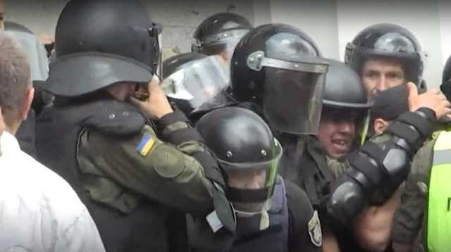 Митинг под Радой: в ход пошли дубинки и газ