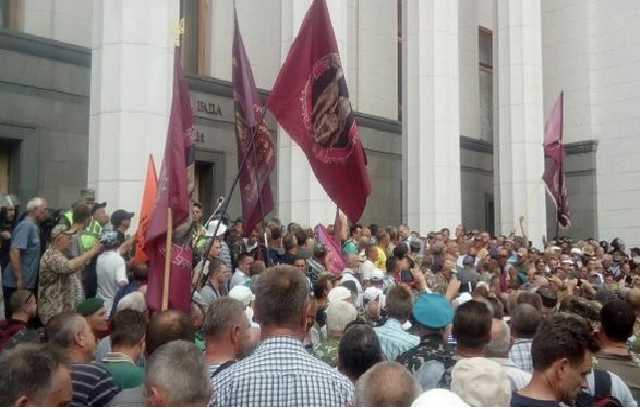 Столкновения под Радой: Геращенко договорилась с митингующими