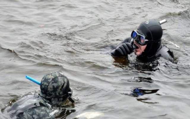 На Киевщине спасатели достали из воды тело женщины