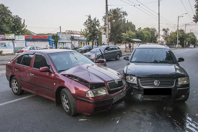 В Киеве на Борщаговке из-за ДТП остановились троллейбусы