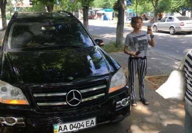 В Киеве пешеходы «сдали» полиции нарушительницу на Mercedes, давившую людей на тротуаре