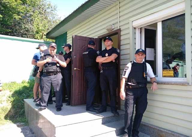 Радикалы пикетируют патрульную полицию Киева