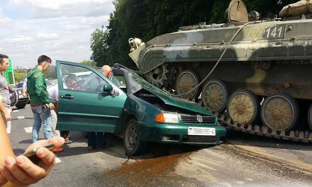 В Беларуси БМП раздавила авто на трассе, водитель выжил чудом
