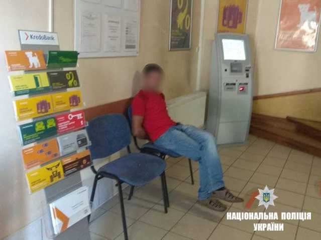 Житель Прикарпатья с топором в руках напал на банкомат