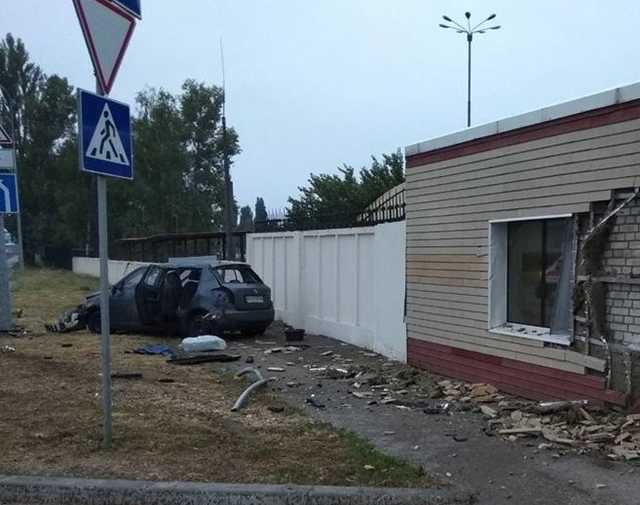 В Борисполе такси Uber на высокой скорости протаранило дом