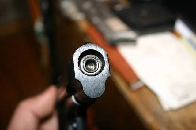 В Одесской обл. мужчина бросил в полицейских гранату и начал палить из ружья