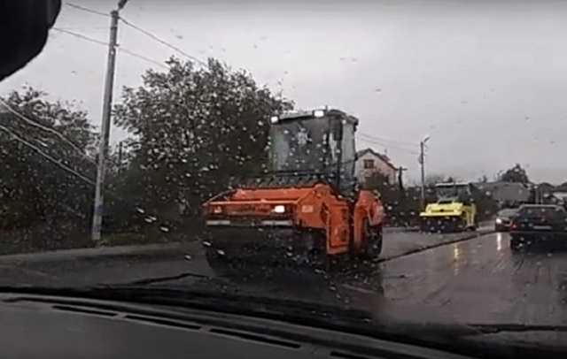 В Николаеве под проливным дождем укладывали асфальт. Видео