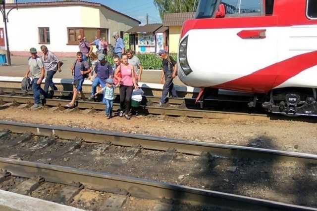 С жиру бесятся: личный состав руководства "Укрзализныци" заблокировал переходы через пути